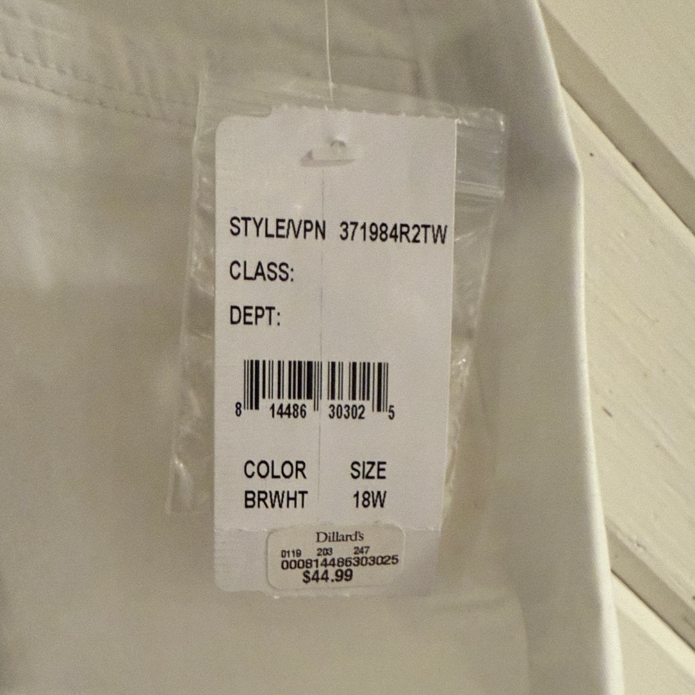 Intro. Women's White Capris - Picture 2 of 5